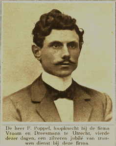 870041 Portret van F. Poppel, bij zijn 25-jarig jubileum als loopknecht bij warenhuis Vroom en Dreesmann (V&D).N.B. ...
